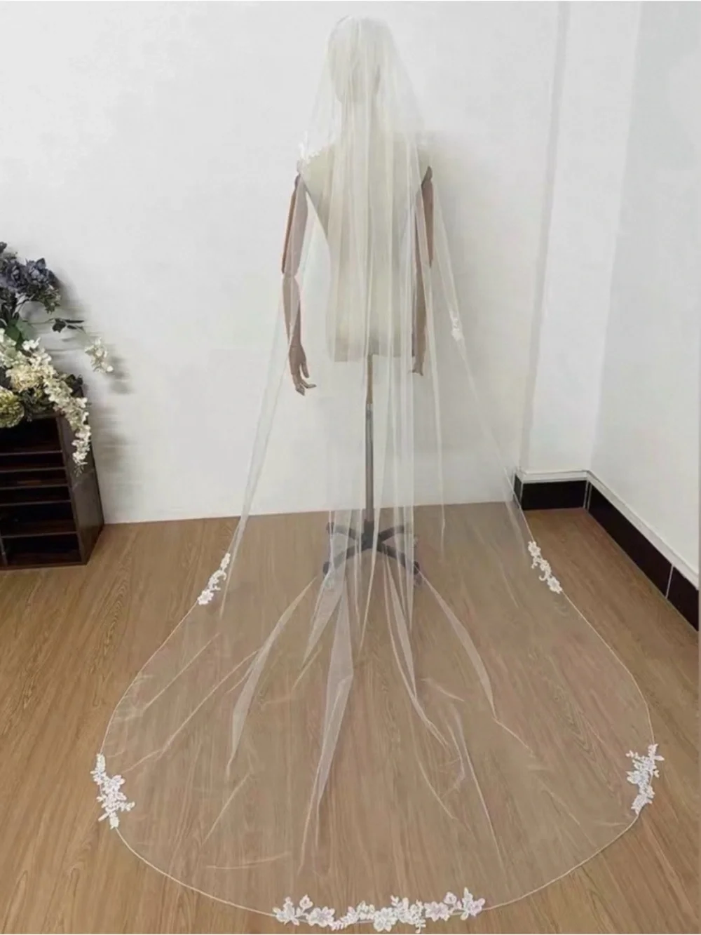 White Lace-Trim Bridal Veil with Floral Appliqué
